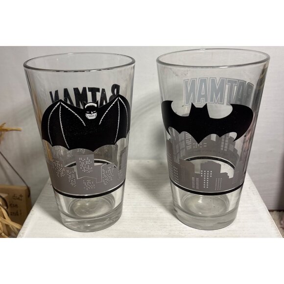 Batman Pint Glass Set Of 2 Beer Mugs Drinking Cups DC Comics Gotham Cityscape - Picture 5 of 11